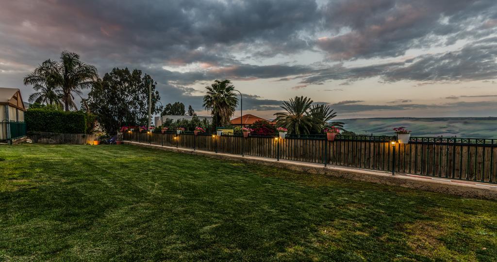 Avigail Guest House Yavneʼel Exteriör bild