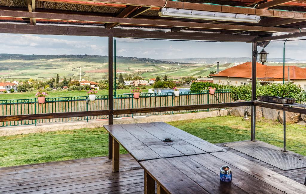 Avigail Guest House Yavneʼel Exteriör bild