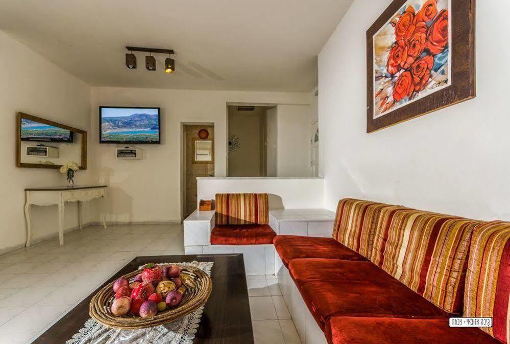 Avigail Guest House Yavneʼel Exteriör bild